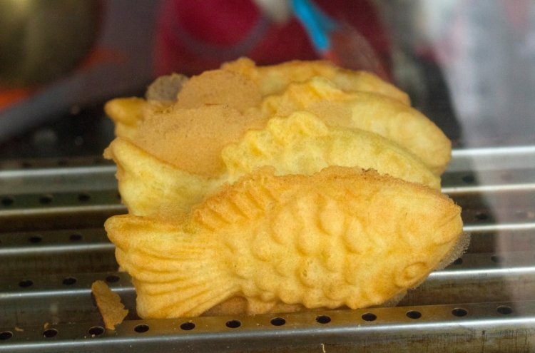 [Exclusive] CJ crafting fish-shaped Korean-style dumplings