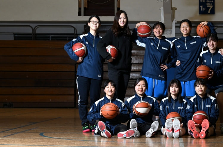 [Weekender] Female SNU students find their footing on basketball court