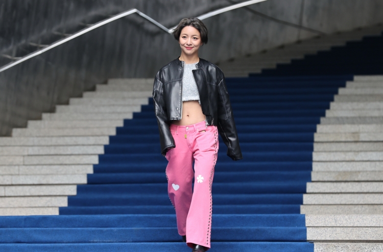 [Photo News] Stars dazzle Seoul Fashion Week