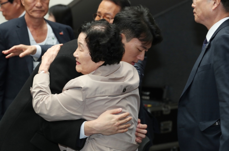 Ex-military dictator’s grandson apologizes to victims in Gwangju