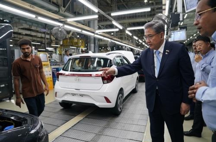 Foreign minister visits Hyundai Motor factory in India