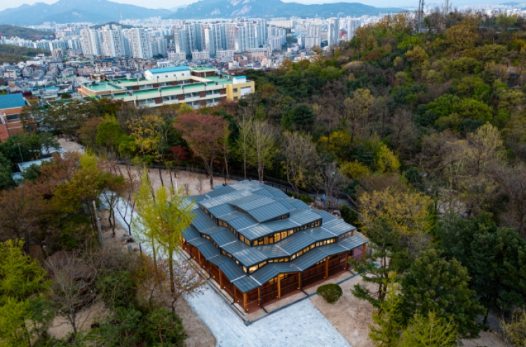 [Weekender] An escape from city bustle, Seoul’s book shelters offer more than page-turning experience
