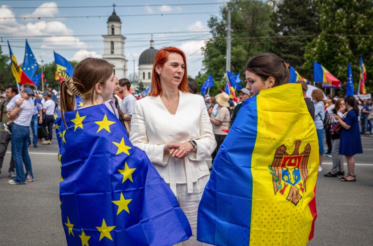 Tens of thousands of Moldovans rally for EU membership