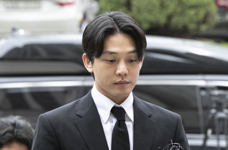 Yoo Ah-in awaits fate as he appears in court for arrest warrant hearing