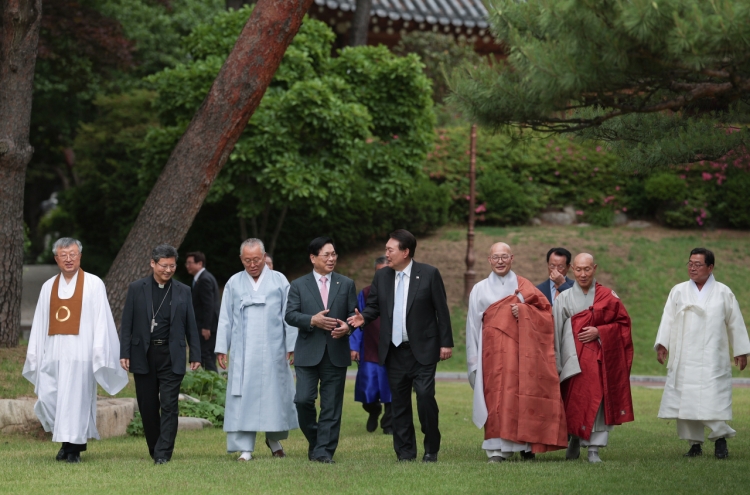 Yoon meets with religious leaders, seeks advice on state affairs