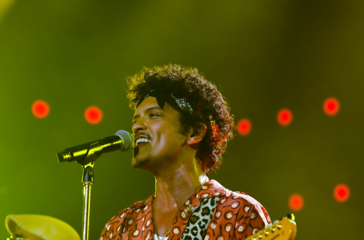 [Herald Review] Bruno Mars brings magic to sold-out crowd in Seoul with finesse