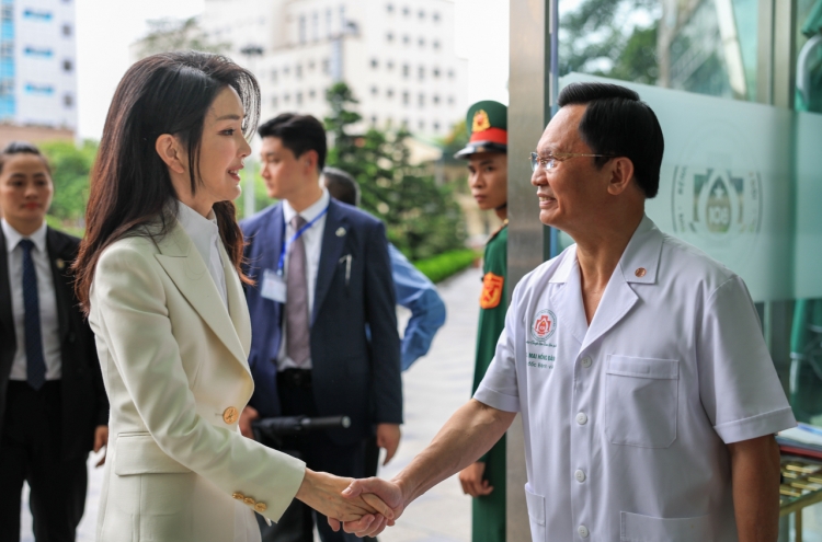First lady meets with Smile for Children officials in Vietnam