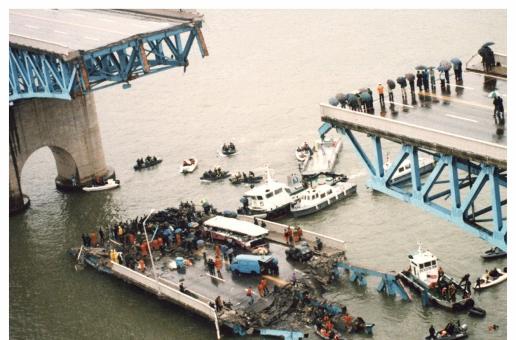 [Korea History] Bridge collapse lays bare dark side of 'Han River miracle’