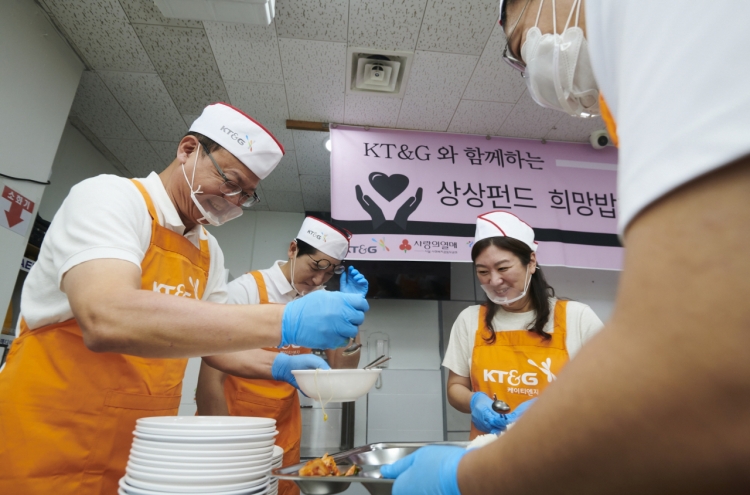 KT&G employees volunteer at soup kitchen