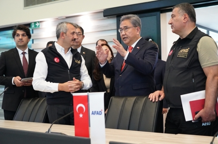 S. Korean FM discusses quake response with Turkish disaster relief chief