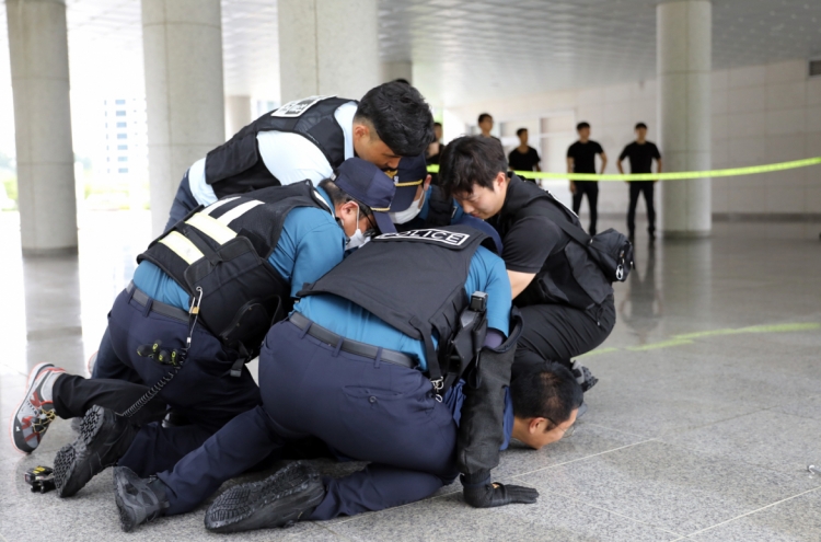Korea to arm police officers with less lethal handguns