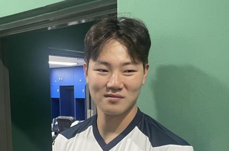 Dodgers prospect trying to fit in with S. Korean nat'l baseball team