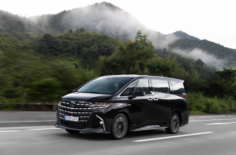 [Test Drive] Toyota’s minivan Alphard boasts sedanlike drive