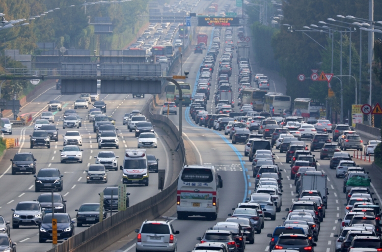 Traffic heavy on expressways following Chuseok