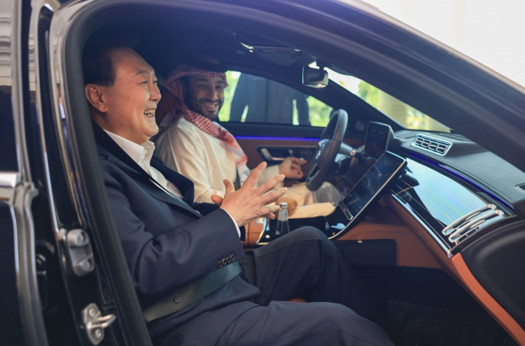 Saudi crown prince gives Yoon a ride to investment forum