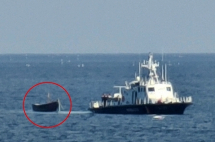 Navy provides humanitarian aid to NK ship near East Sea border
