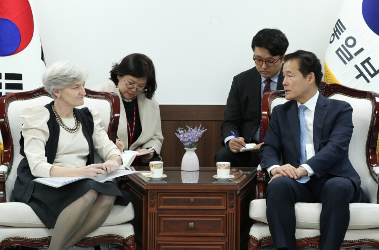 Unification minister discusses NK issues with Canadian envoy