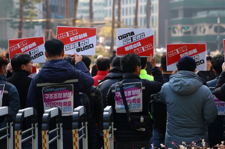 Seoul Metro labor, management to meet on eve of threatened strike