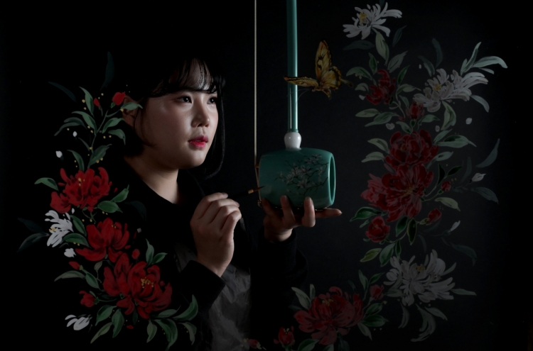 [Eye Plus] Korean traditional painter helps haegeum blooms