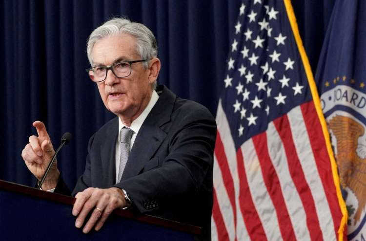 Powell notes inflation is easing, downplays discussion of rate cuts