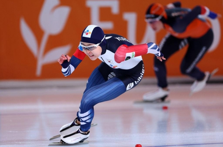 Back in old boots, speed skater Kim Min-sun grabs 1st World Cup title of season