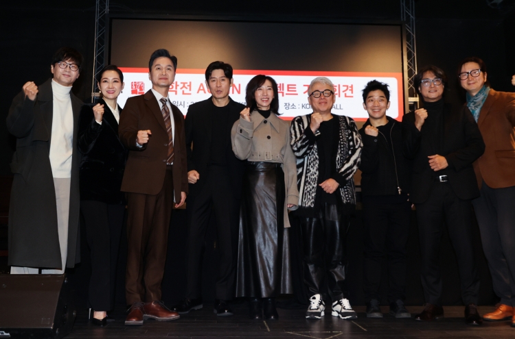 Actors, musicians unite for Hakchon Theater's closing act