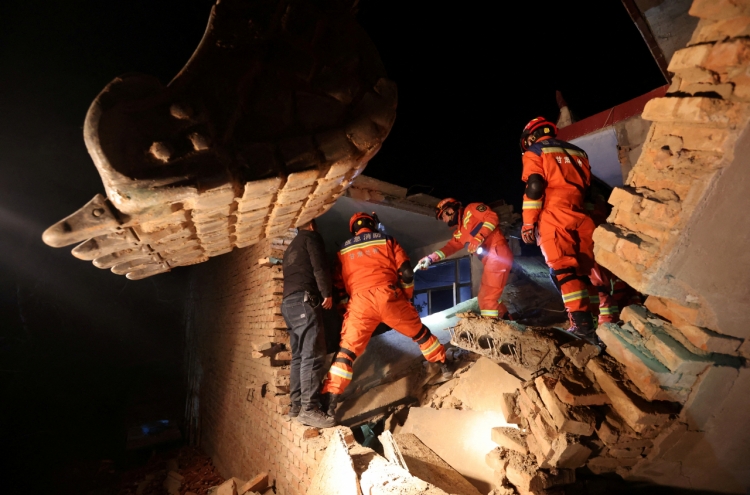 Deadly quake shakes China