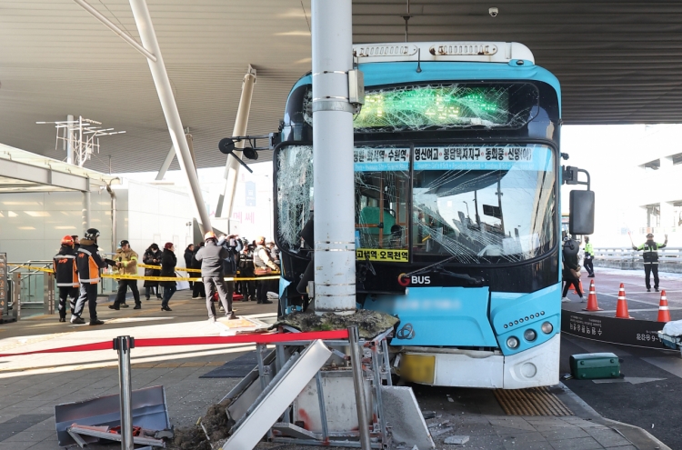 Bus runs over passengers at Suwon Station, kills 1, injures 17