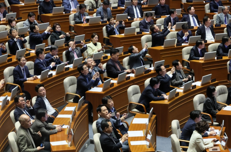 Opposition unilaterally passes special investigation bill into first lady
