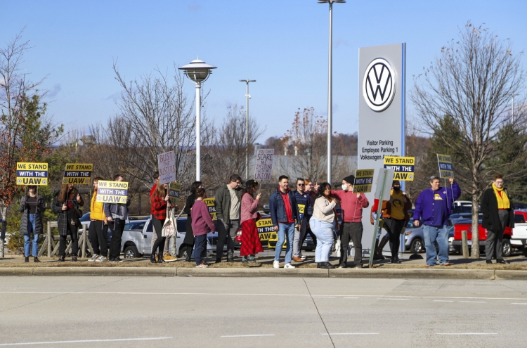US senators pressure Hyundai, 12 carmakers not to interfere in union activism