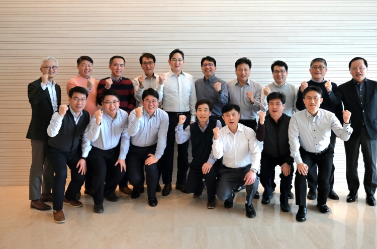 [Photo News] Samsung chief meets tech masters