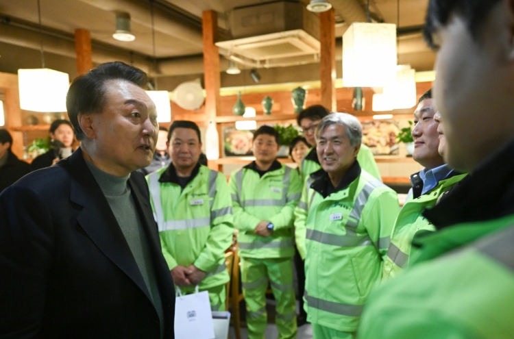 Yoon meets with street sweepers on Lunar New Year holiday