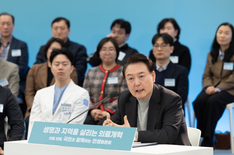 Yoon calls for utmost efforts to protect people's lives amid threat of doctors' walkout