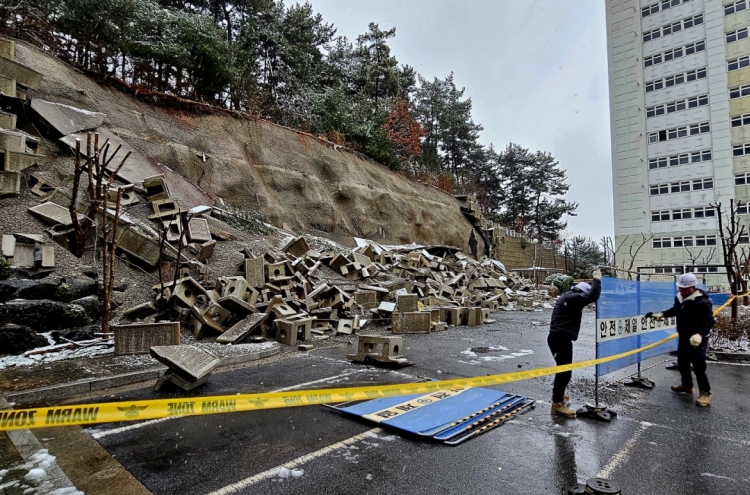 No casualties reported after retaining wall collapses at Taean apartment