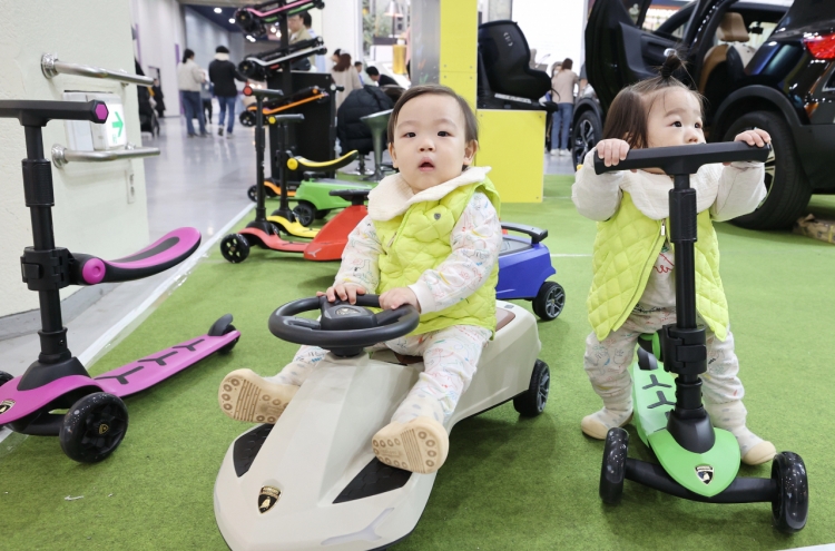 Fewer S. Koreans take parental leave; more opt to reduce work hours