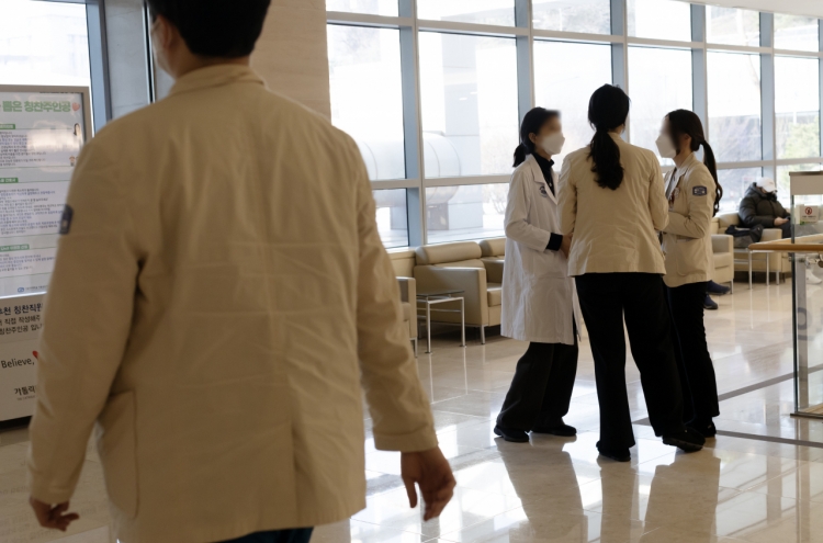 Seoul starts to suspend license of 7,000 unreturned doctors