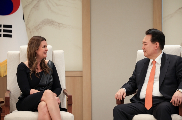 Yoon, Arkansas Gov. Sanders discuss strengthening S. Korea-US alliance
