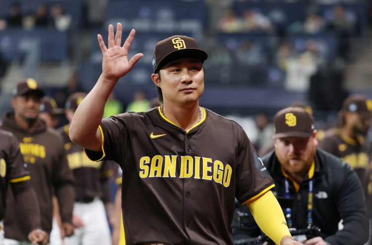 Padres squeeze past S. Korean national team in exhibition game in Seoul