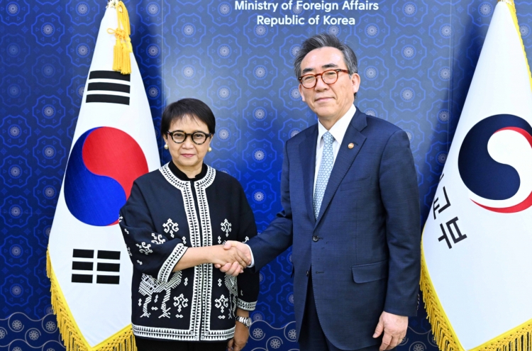 Top diplomats of S. Korea, Indonesia agree to continue cooperation on delayed fighter jet project