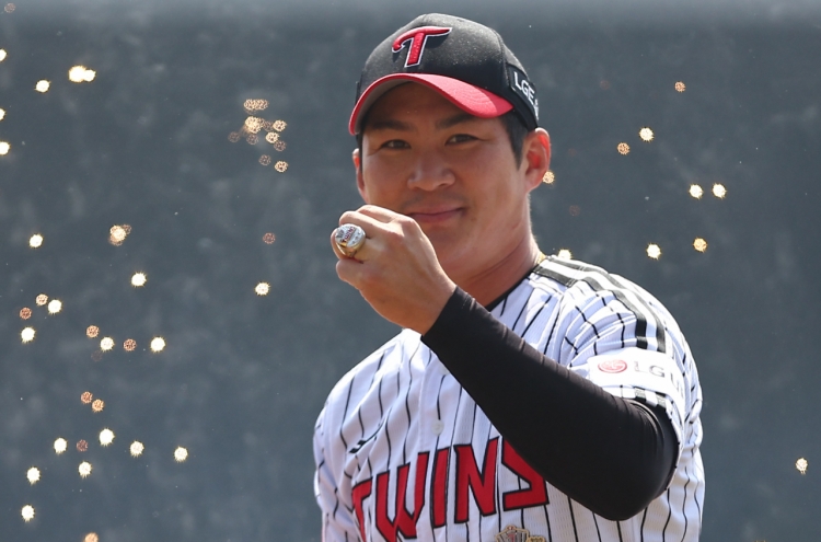 LG Twins receive Korean Series championship rings before home opener