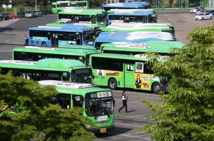 Seoul's bus union threatens strike over wage dispute