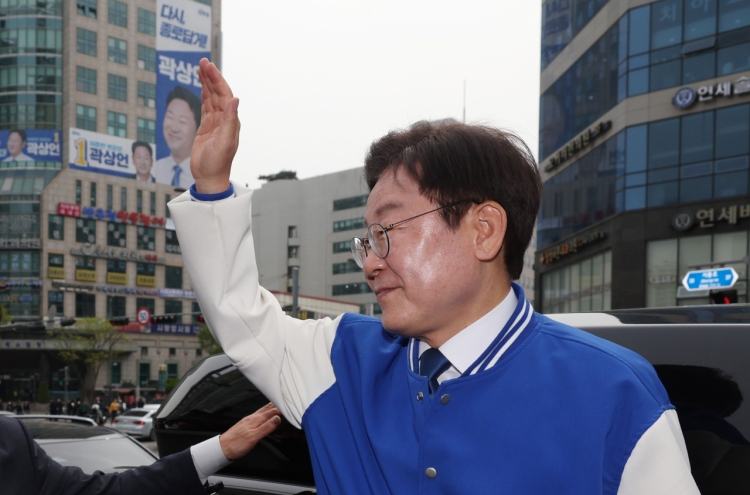 Lee Jae-myung has hot mic moment on campaign trail