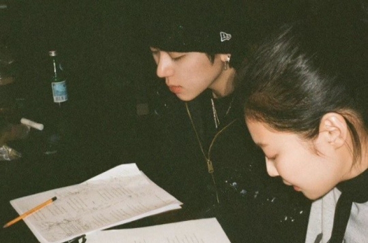 [Today’s K-pop] Zico drops snippet of collaboration with Jennie