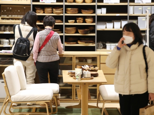  Koreans remain cautious over eased masking rule