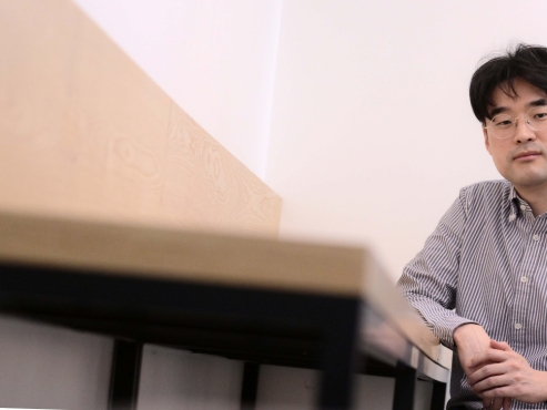  Sci-fi author Bae Myung-hoon explores boundaries of language in 'Future Past Tense'