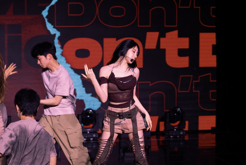 Lee Chae-yeon proves herself an all-rounder with 'Showdown'