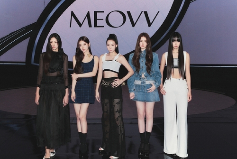 Producer Teddy's girl group Meovv debuts, showcasing dual feline charms