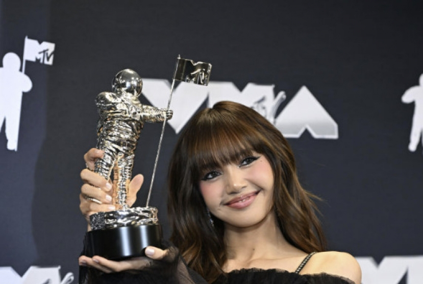 Blackpink's Lisa wins second Best K-pop award at MTV VMAs