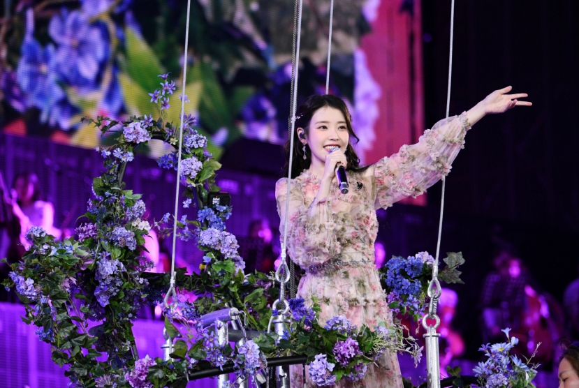 [Herald Review] IU wraps up 1st world tour 'HEREH' at Seoul World Cup Stadium