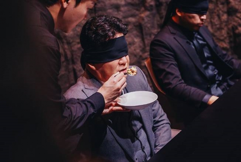 What happens when we eat blindfolded?